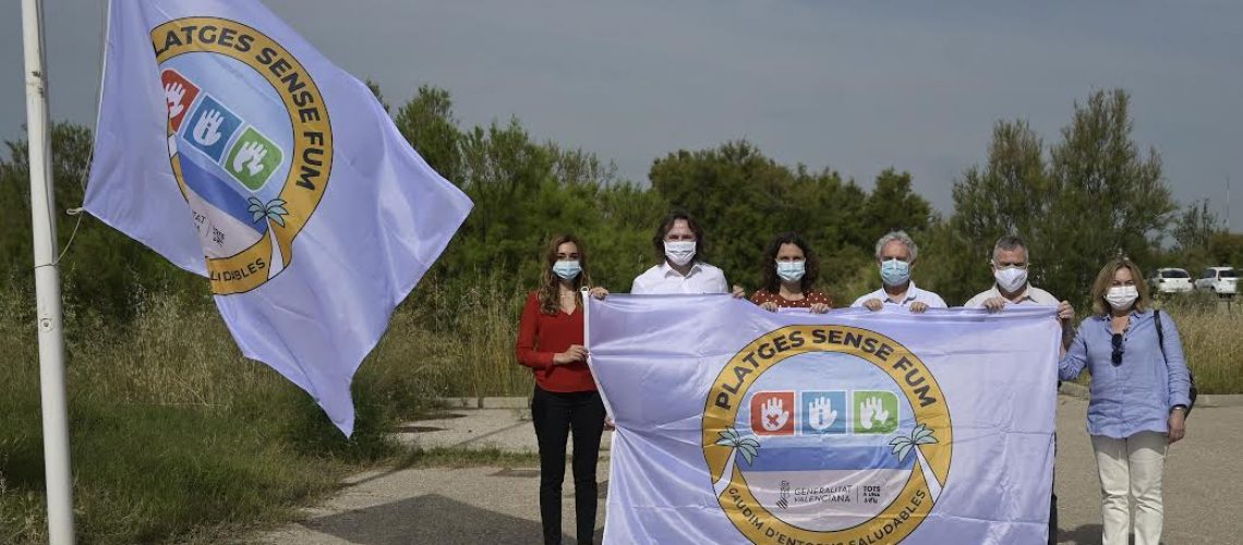 El regidor de Platges, Contaminació Acústica i de l'Aire, Giuseppe Grezzi, acompanyat del regidor de Salut i Consum, Emiliano García, presenta la campanya "Platges sense fum" junt amb la secretària autonòmica de Salut Públlca i Sistema Sanitari Públic, Isaura Navarro, i la secretària autonòmica d'Emergència Climàtica i Transició Ecològica, Paula Tuzón