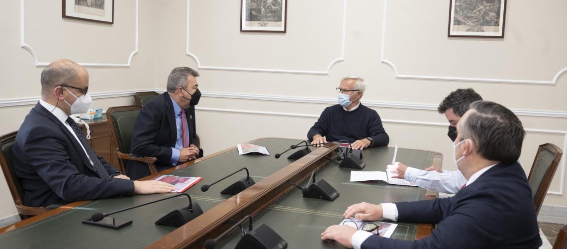 L'alcalde de València, Joan Ribó, es reunix amb el president d’Air Nostrum, Carlos Bernabeu. Sala de la Junta de Govern Local.