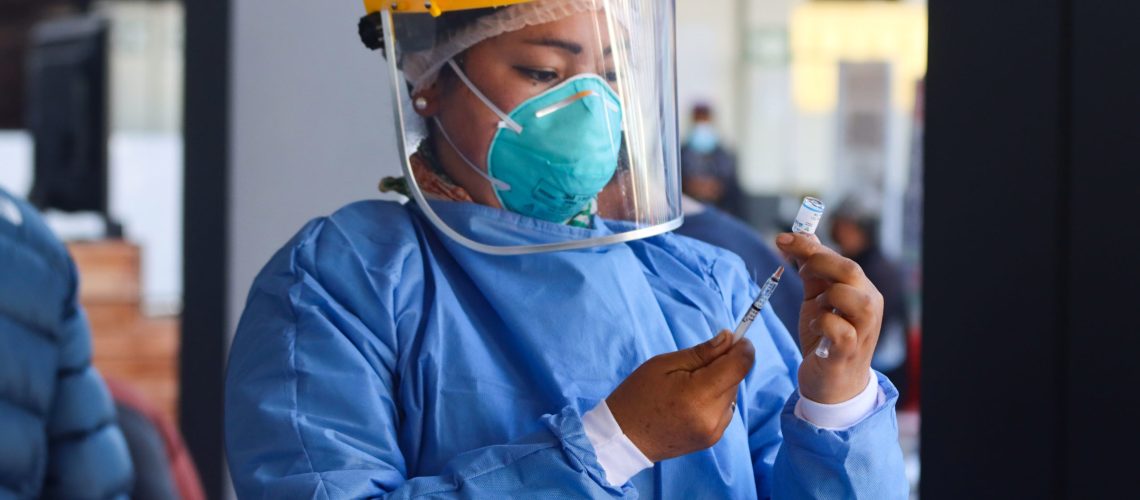 Cifras-Confiables-Member_of_Vaccination_Brigade_preparing_Sinopharm_vaccine_syringe_against_COVID-19_Cuzco