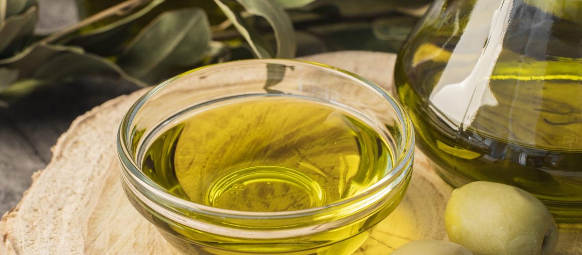 primer-plano-aceite-oliva-organico-aceitunas